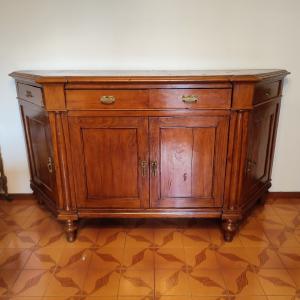 Abgeschrägtes Sideboard