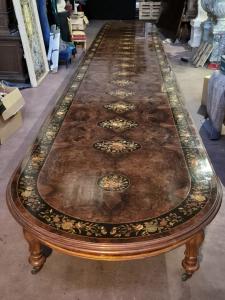 Mesa oval extensível em nogueira com decoração floral, medidas fechada 2,54 m por 1,55 m, mais 15 extensões de 50 cm, máximo 10 metros, com as suas 24 cadeiras.