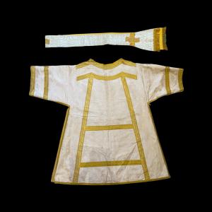 Priestly sacred vestment: Dalmatic with maniple.