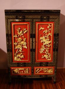 Small Chinese cabinet richly decorated with floral motifs