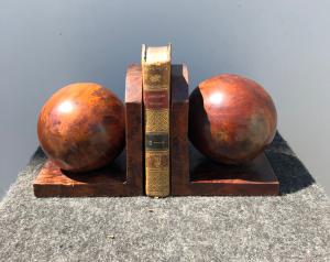Coppia di fermalibri in legno radica di tuja,stile art-deco’.