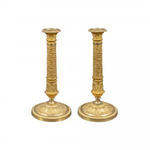 Coppia di candelieri in bronzo dorato. Parigi, inizi XIX secolo.