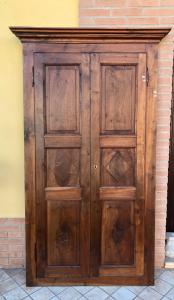 Wandhängender Schrank aus Nussbaumholz