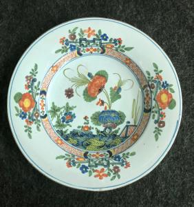 Prato em cerâmica, decoração de cravo, Manufatura Ferniani, Faenza