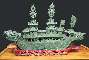 Grande "Dragon Boat" in giada spinacio - Z/1761