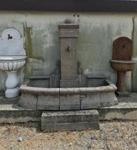 Fontana in pietra da muro