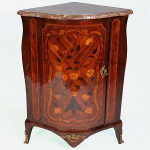 Eckvitrine mit Intarsien mit floralen Motiven aus Palisander, Violettholz und Rosenholz, Mathieu Criard, Frankreich, 18. Jahrhundert