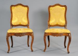 Sechs Louis-XV-Stühle aus geschnitztem Nussbaum mit Fellmotiven, Genua, Mitte des 18. Jahrhunderts
