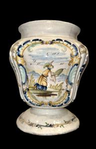 Majolika-Vase mit Rocaille-Medaillon und orientalischer Figur. Angelo del Vecchio. Neapel.