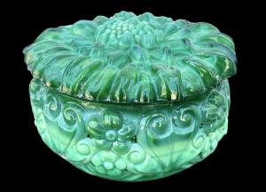 Scatola in vetro a imitazione malachite con decori floreali.Manifattura Jablonecké Sklárny.Boemia.