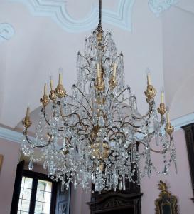 Großer Lüster im Louis-XVI-Stil aus geschnitztem und vergoldetem Holz, geschliffene Glasanhänger, Genua, 18. Jahrhundert