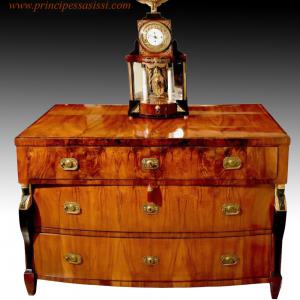 Vienna 1810 c.a, rara commode impero con cariatidi mossa sul fronte. In condizioni di pratica integrità.