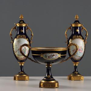 Trittico di Vasi in Porcellana e Bronzo Dorato Francia Metà '900