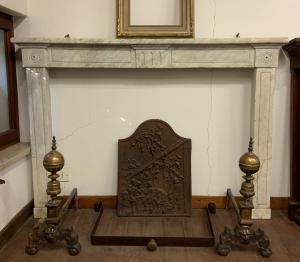 Lareira antiga em mármore branco de Carrara decorada.
