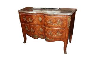Superbo cassettone di inizio 1800 Francese stile Luigi XV in bois de rose con marmo e ricche applicazioni in bronzo dorato