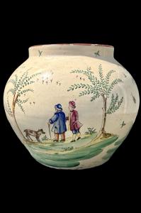 Vaso globulare in maiolica decorato con personaggi in ambiente agreste. Milano. - Foto 6