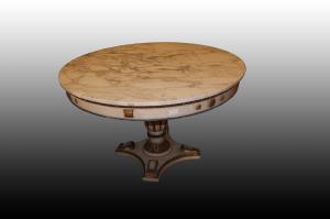 Tavolo circolare fisso italiano di inizio 1900 laccato bianco con decori oro e blu piano in marmo bianco di Carrara