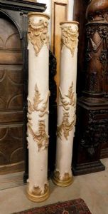 dars242 Pair of lacquered wooden columns with gilded sculptures