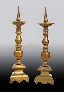 Coppia di affascinanti torcieri fusi in bronzo, in prima patina, Friuli, seconda metà '600.Integri in prima patina