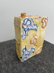 Buchförmige Flasche-Flasche mit Rocaille-Reliefverzierungen. Manufaktur aus Castelli d'Abruzzo.