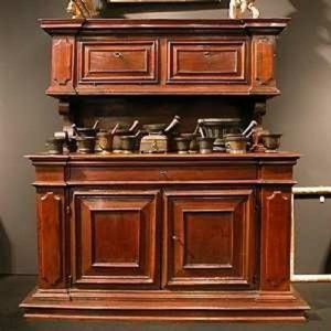 Rara credenza umbra a doppio corpo del XVI secolo.