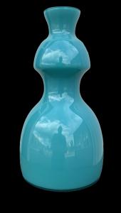 Vaso verde in vetro incamiciato con corpo rastremato. Manifattura Nason.Murano.