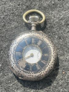 Niellierte Silber-Taschenchronographenuhr mit floralem Dekor und Pferd. Frankreich.