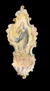 Weihwasserbecken aus polychromer Majolika mit Darstellung der Madonna. Minghetti. Bologna.
