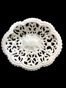 Plate-cup in openwork compendiaria majolica with lobed edge and flared base. Faenza or Pavia.