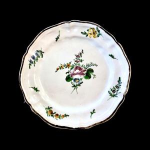 Piatto in maiolica con decoro alla “mezza rosa” al terzo fuoco.Manifattura Ferniani,Faenza.