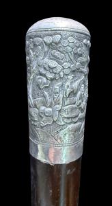 Bastone con pomolo in argento raffigurante scena agreste.Cina.