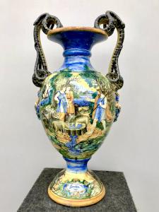 Grande vaso in maiolica con manici a serpenti,mascheroni e decoro istoriato,Manifattura Tito Magrini ,Pesaro.