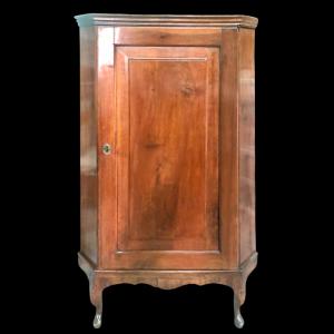 Eck-Eckschrank aus massivem Nussbaumholz. Direktionszeit.