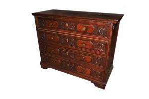 Cassettone italiano del 1600 in legno di noce riccamente intagliato 