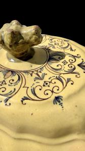 Sopera de mayólica amarilla con decoración de volutas rococó. - Foto 7