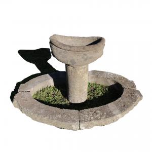 Fontana antica in pietra. Epoca 1800.