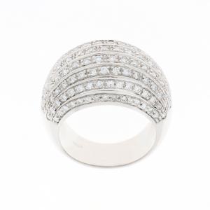 Anello in oro bianco con pavé di diamanti