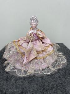 Box with figure of a lady with a parasol made of porcelain and cardboard. France.