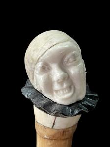 Stock mit Elfenbein- und Ebenholzknauf, der den Kopf einer grotesken Figur darstellt. Bambusstock.
