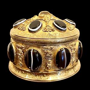 Bronze box with engravings and applications with festoon, floral and rocaille motifs and 14 embedded agate stones. Susse Foundry. Paris.