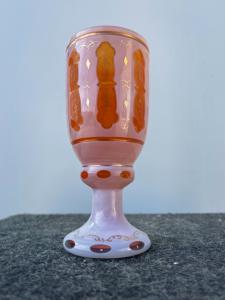 Überfangglas, geschliffen mit Milchglas und goldenen Details. Türkei