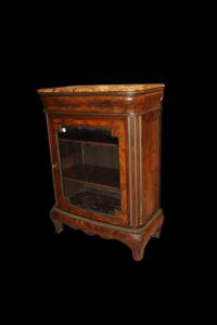 Vitrine baixa francesa de meados de 1800, estilo Luís XV, com detalhes em latão e tampo em mármore "macchia vecchia".