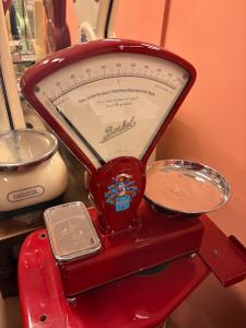 Bilancia Berkel modello B restaurata rossa a 2 piatti “spaccagrammo”