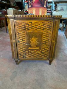 Venezianischer Eckschrank, 88 × 50X 94 Höhe, Ecke 62