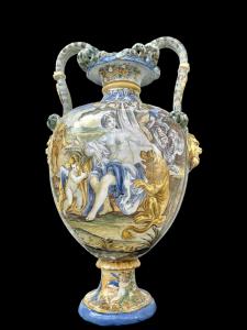 Majolika-Vase mit historischer Dekoration und serpentinenförmigen Griffen. Gaetano Battaglia, Neapel.