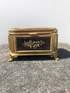 Scatola portagioie in ottone con pannelli ricamati con decori floreali.