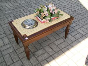 Tavolino basso, panchina di epoca '900. 91 l x 50 p x 48 h. 