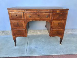 Elegant Venetian Louis XV walnut veneered desk - Restored (work in progress)_car 2240