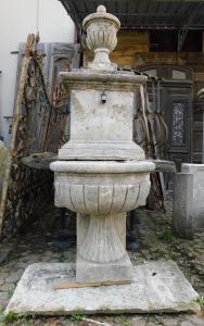 DARS535 - Steinbrunnen, 19. Jahrhundert, B 66 x H 215 x T 85 cm