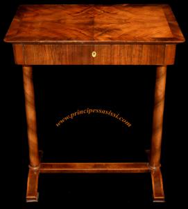 Wien 1830 ca. Luxuriöser und eleganter Biedermeier-Arbeitstisch, furniert mit Nussbaumwurzelholz.